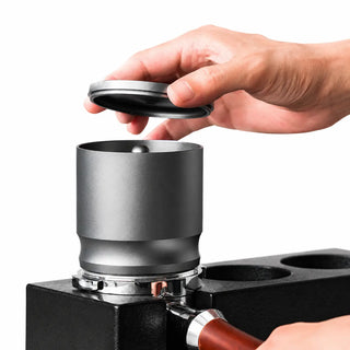 Yozcoffee Espressodoseerbeker 58 mm aluminium verdeler zwart/zilver – deksel open