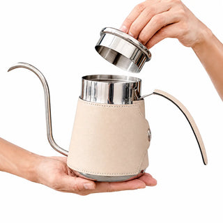 Yozcoffee Zwanenhals overgietketel 600/700 ml 304 roestvrij staal, met leer omwikkeld – handformaatreferentie