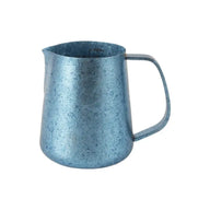 Yozcoffee Titanium melkopschuimkan 420 ml met puntige uitloop Blauw/roze/zilver – blauwe titanium kan