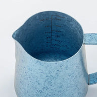 Yozcoffee Titanium melkopschuimkan 420 ml met puntige uitloop, blauw/roze/zilver – blauwe kan, binnenschaal close-up