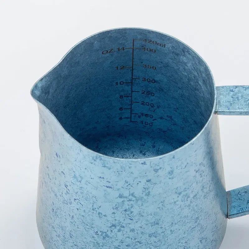Yozcoffee Titanium melkopschuimkan 420 ml met puntige uitloop, blauw/roze/zilver – blauwe kan, binnenschaal close-up