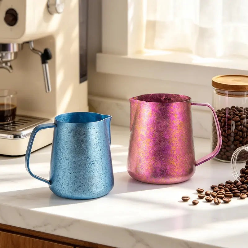 Yozcoffee Titanium melkopschuimkan 420 ml met spitse uitloop blauw/roze/zilver – roze titanium kannen lifestyle