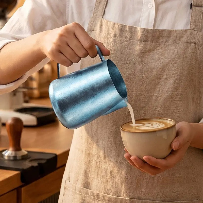 Yozcoffee Titanium melkopschuimkan 420 ml met spitse uitloop blauw/roze/zilver – schuimgieten
