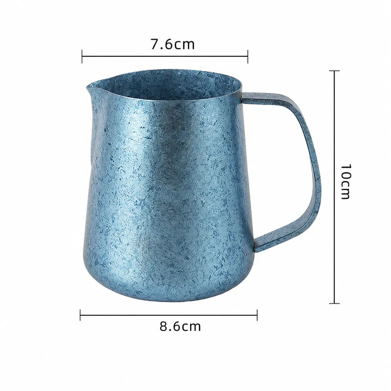 Yozcoffee Titanium melkopschuimkan 420 ml met puntige uitloop, blauw/roze/zilver – afmetingen blauwe kan